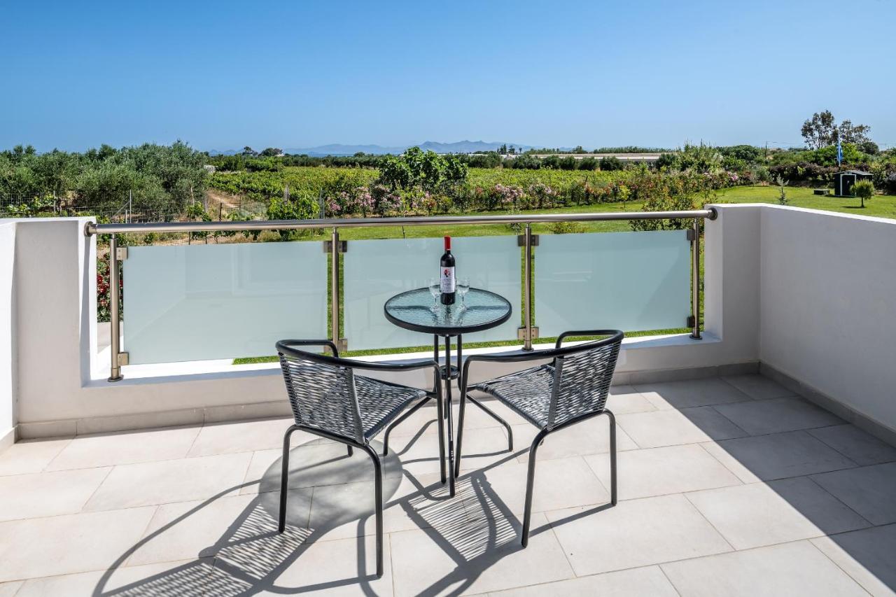 Asteria Pearl Villa 2 With Rooftop Jacuzzi Tigkaki  Luaran gambar
