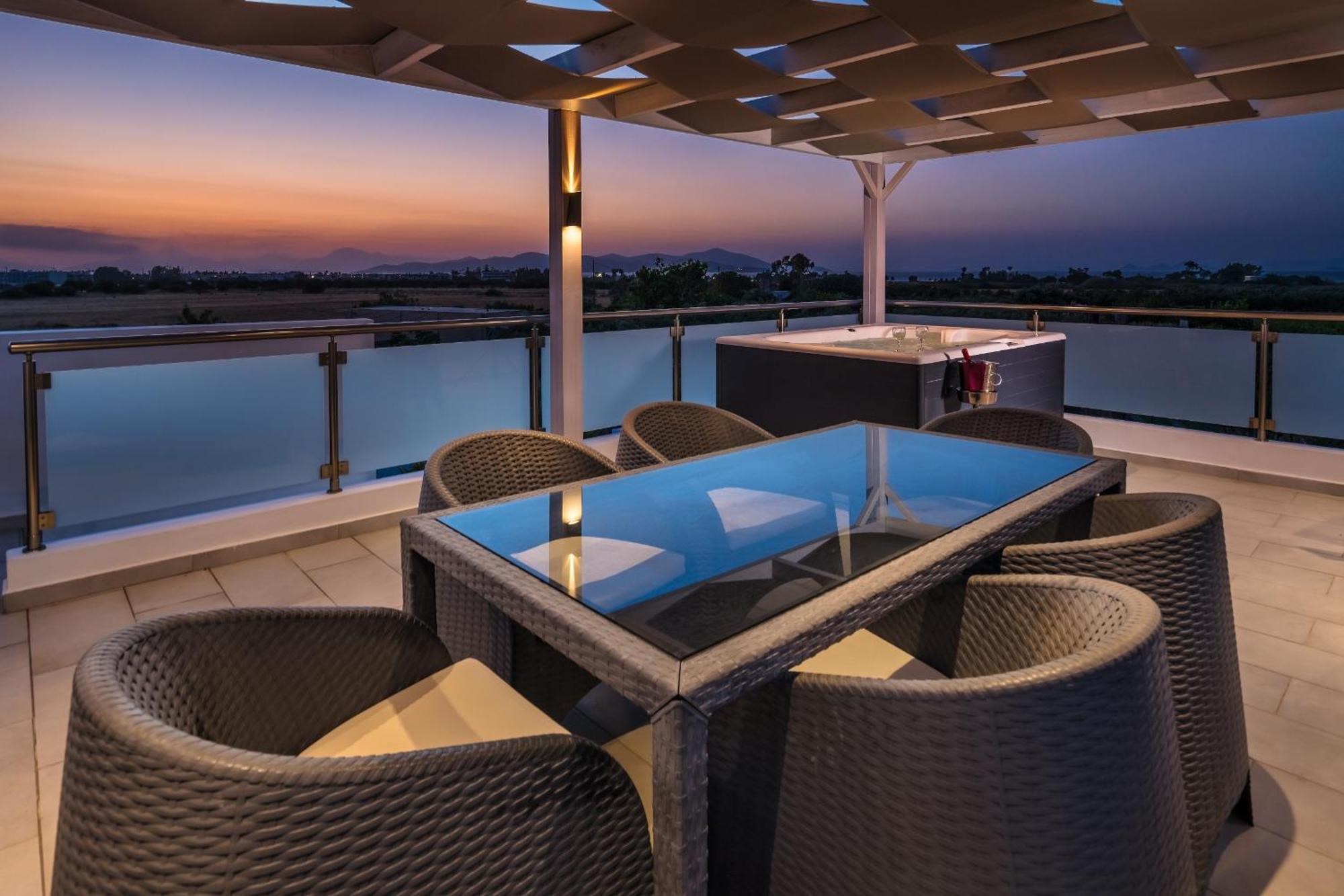 Asteria Pearl Villa 2 With Rooftop Jacuzzi Tigkaki  Luaran gambar