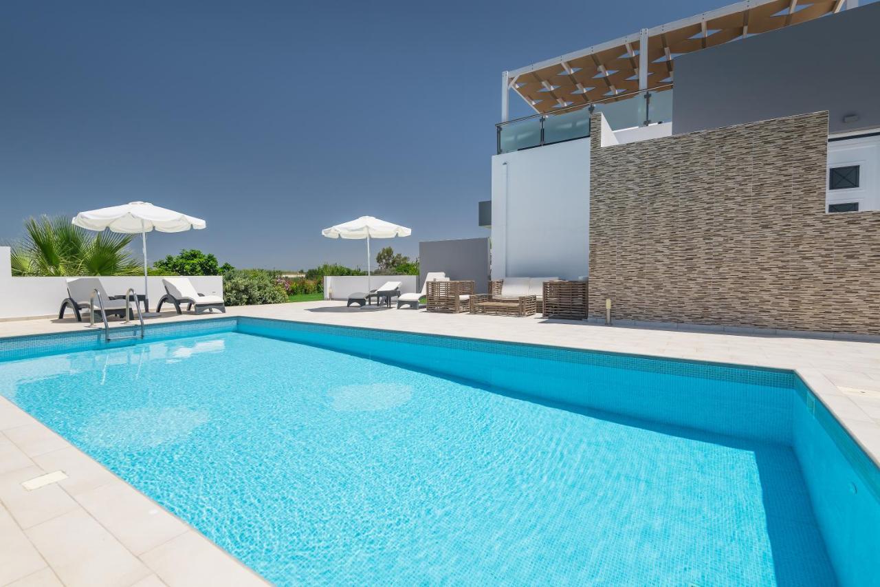 Asteria Pearl Villa 2 With Rooftop Jacuzzi Tigkaki  Luaran gambar