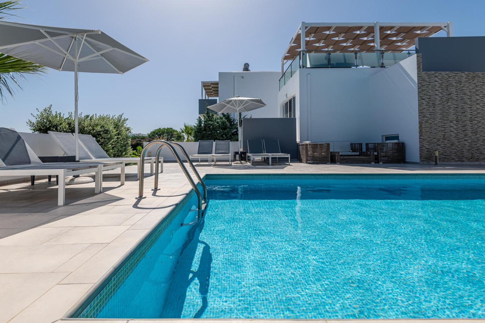 Asteria Pearl Villa 2 With Rooftop Jacuzzi Tigkaki  Luaran gambar