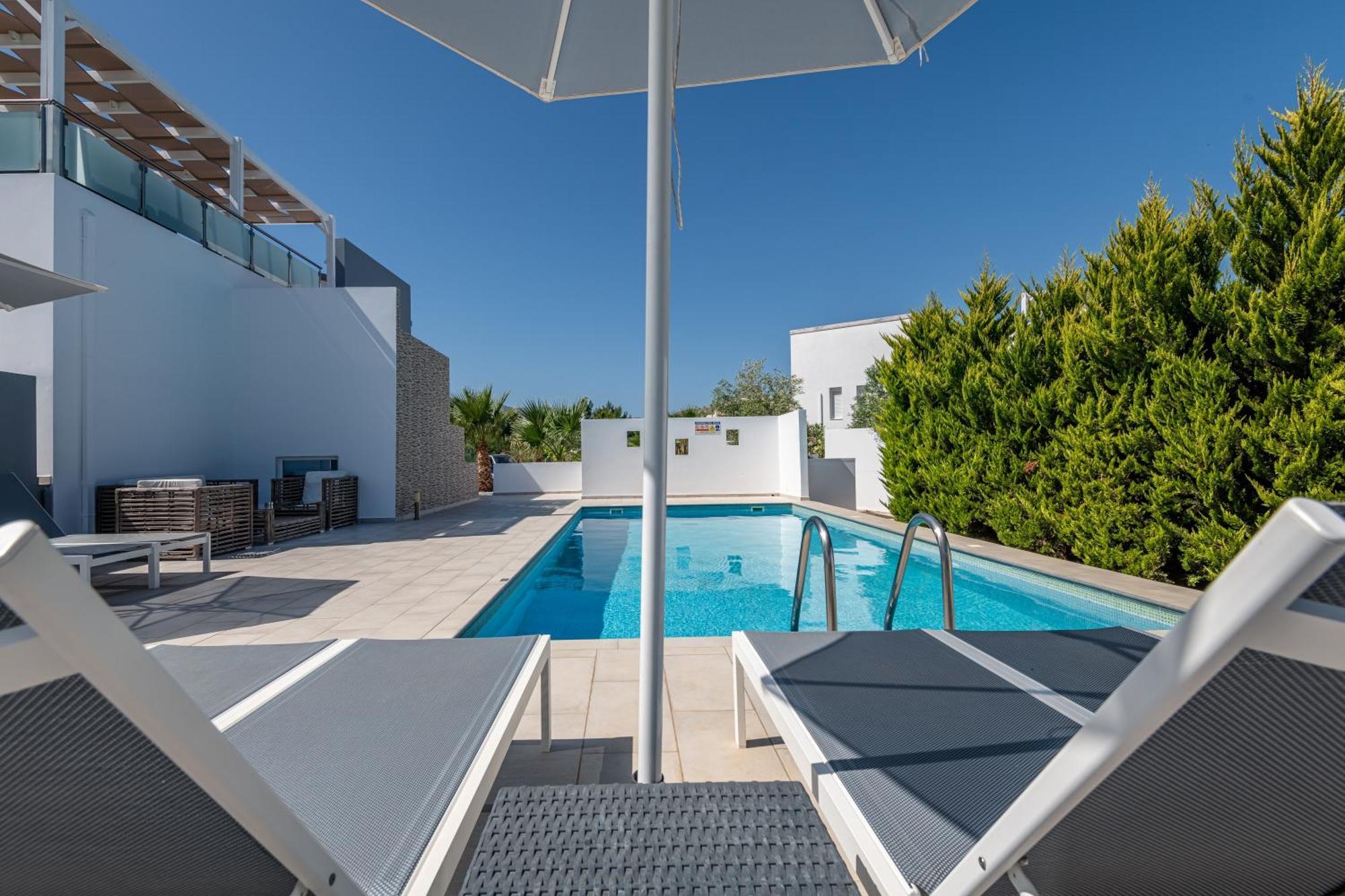 Asteria Pearl Villa 2 With Rooftop Jacuzzi Tigkaki  Luaran gambar