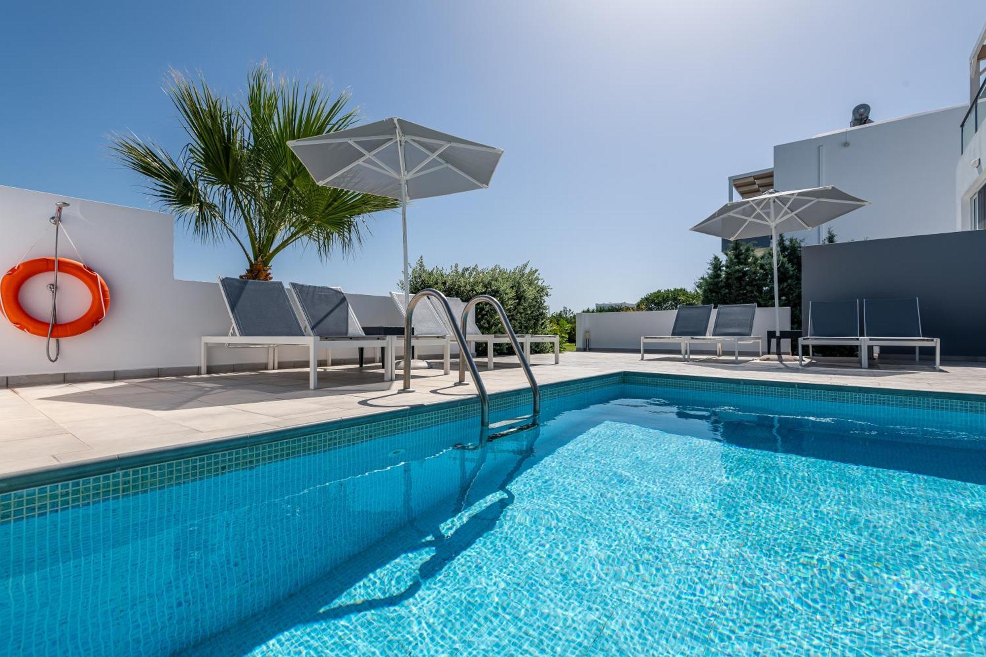 Asteria Pearl Villa 2 With Rooftop Jacuzzi Tigkaki  Luaran gambar