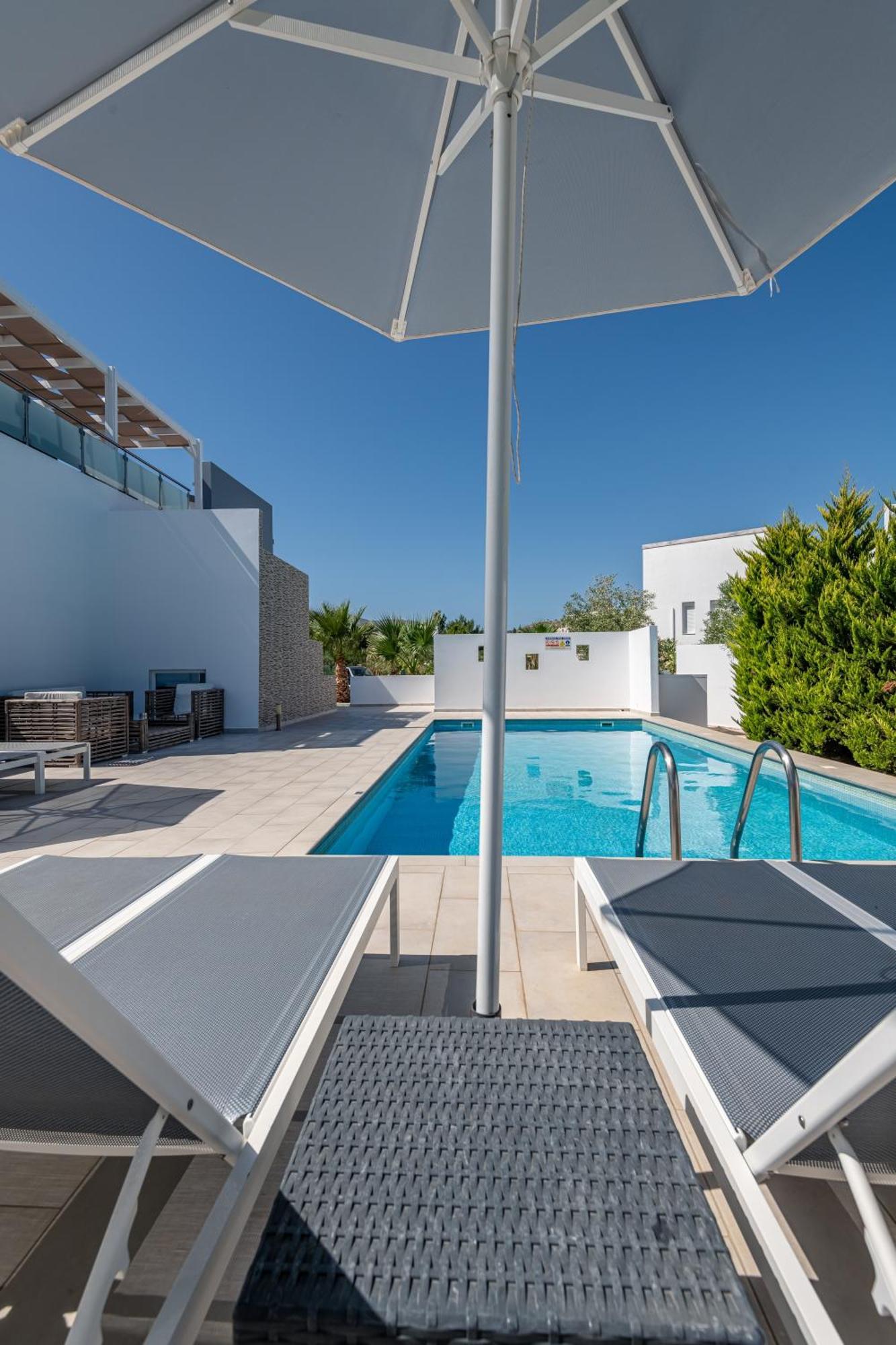Asteria Pearl Villa 2 With Rooftop Jacuzzi Tigkaki  Luaran gambar