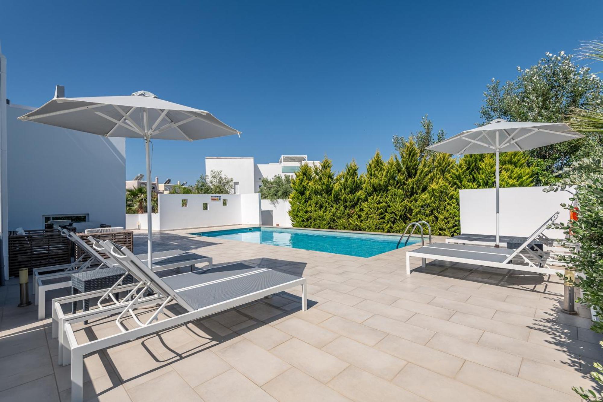 Asteria Pearl Villa 2 With Rooftop Jacuzzi Tigkaki  Luaran gambar